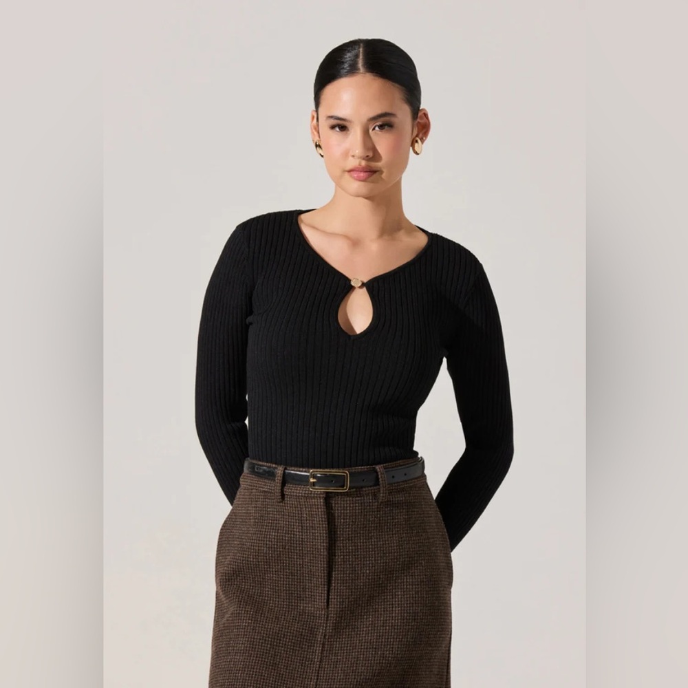 Lynly Sweater “NWT”